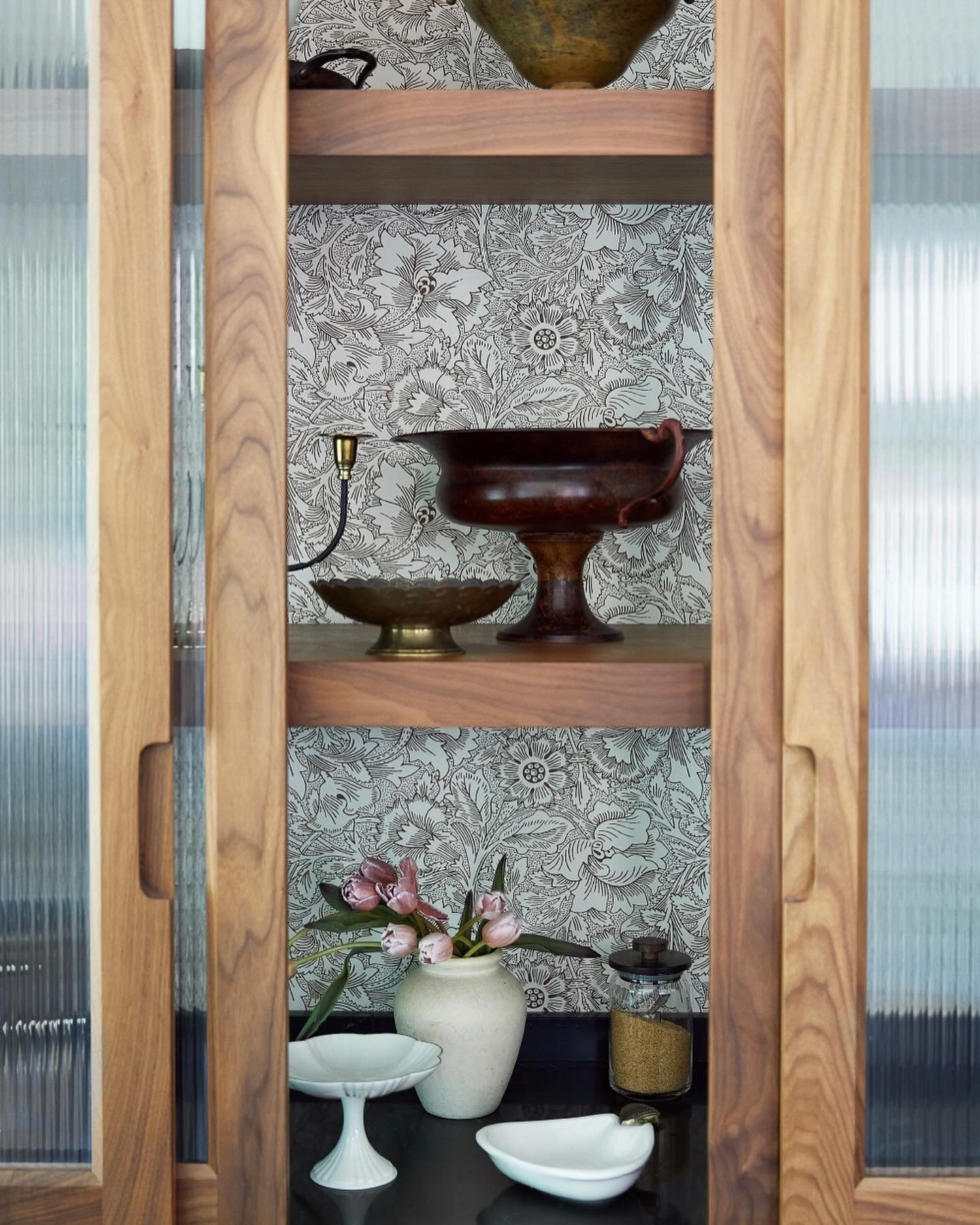 Wallpaper behind your cabinets? Yes, please! This and more custom details, available through us 😌 

Would you add a wallcovering to your own cabinets?

Designer: @centeredbydesign; Photos: @heathertalbert; Styling: @kimberlyswedelius

(walnut cabine