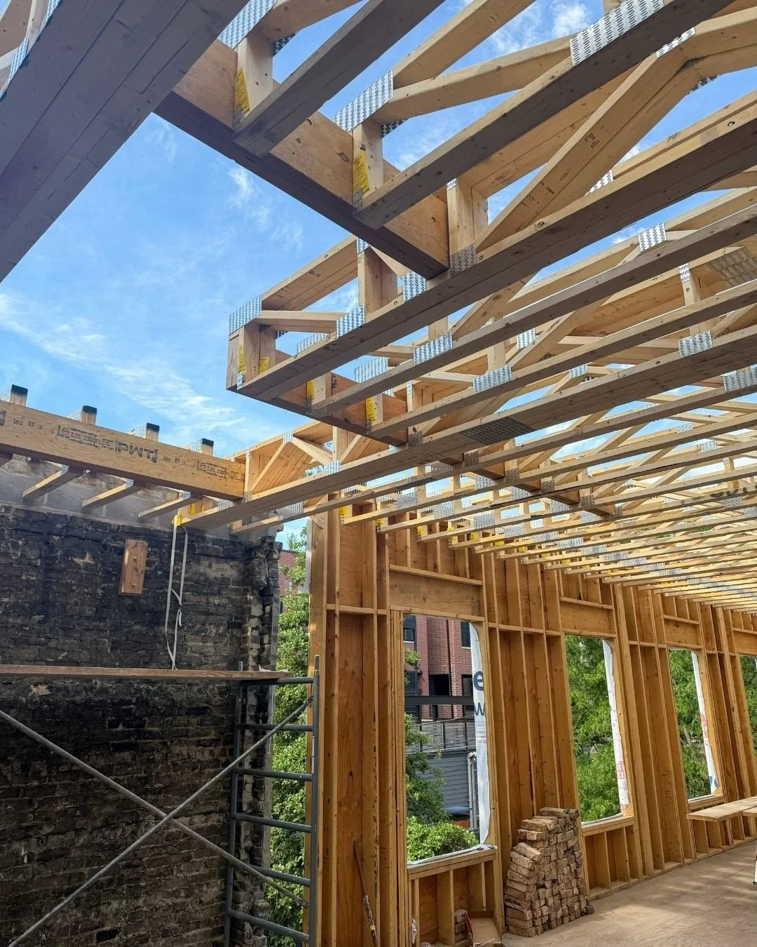 You know the drill, here&rsquo;s what we&rsquo;ve been up to.

1. Joists are up on a historical home we&rsquo;re rebuilding from the inside out.
Architecture: @designenmasse 

2. Operation color drench in this living room is well underway. 
Interior 