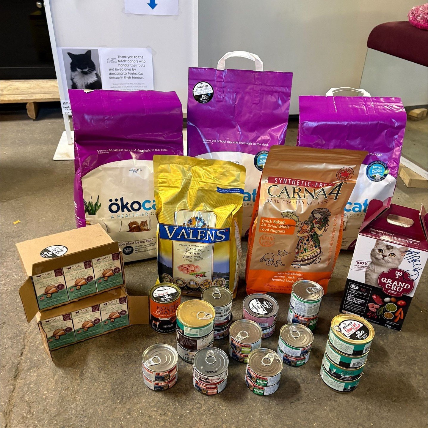 😻 A huge thank you to @MetroPetMarket for their #DoGoodCampaign. This picture of items donated directly to Regina Cat Rescue is result of their mission to Do Good! in the community. Customers are able to purchase items and donate them to RCR and Met