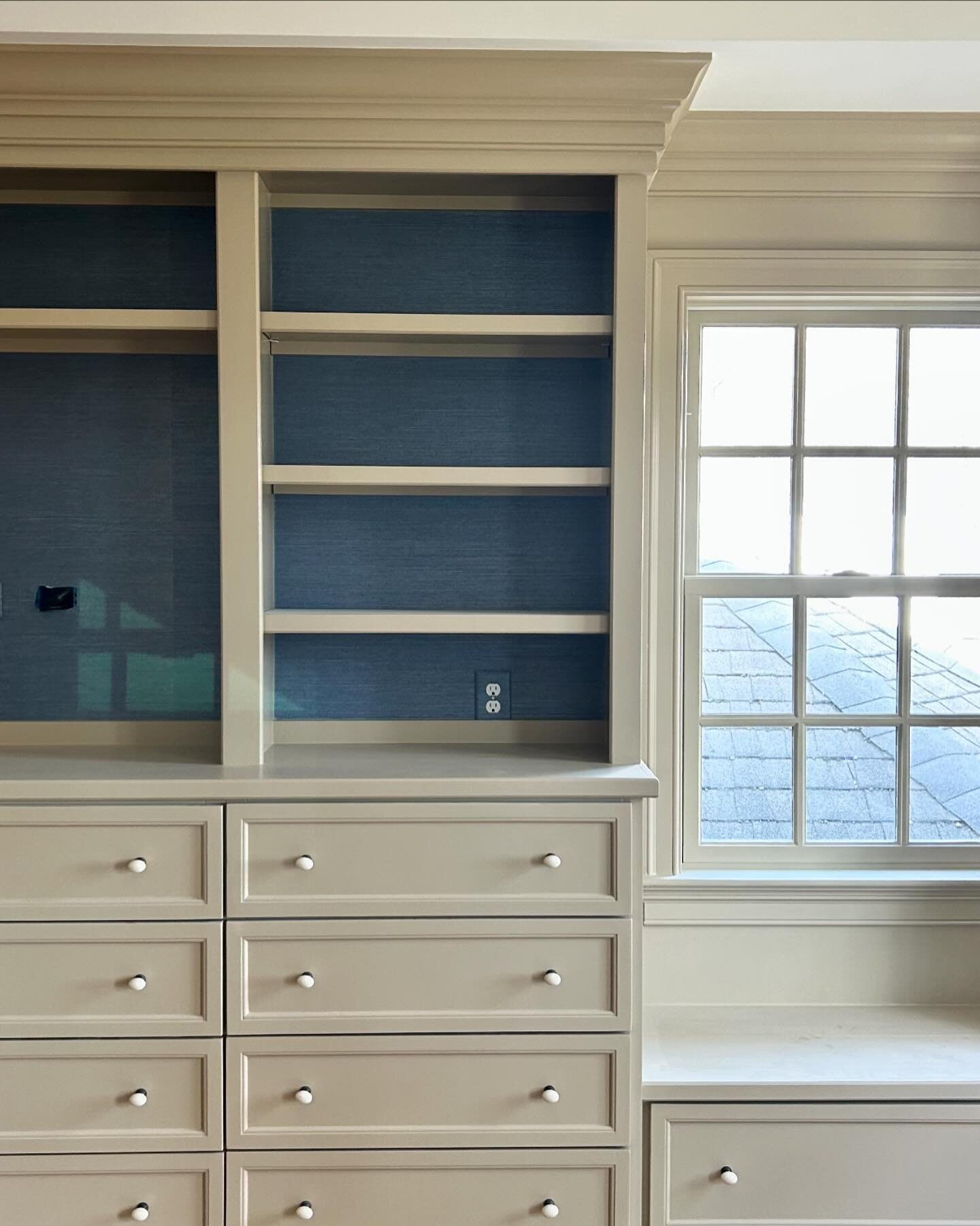 Little touches like adding @thibaut_1886 grasscloth to the back of these current built-ins are nice way to update this space. 
.
.
#grasscloth #wallcovering #design #interiordesign #ifda #mainlinedesigner