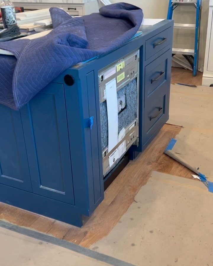 Custom dog gates built into the Kitchen Island. When Design &amp; Function meet 👌🏼 

#custommade #design #functionaldesign #dog #doglovers #interiordesign -#interiorideas #inspohome #home