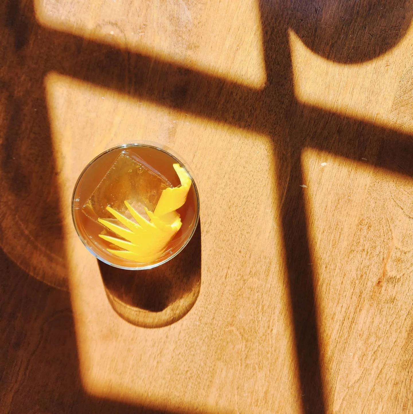 Stay calm, cool and collected with our expertly concocted craft cocktails. 🍹