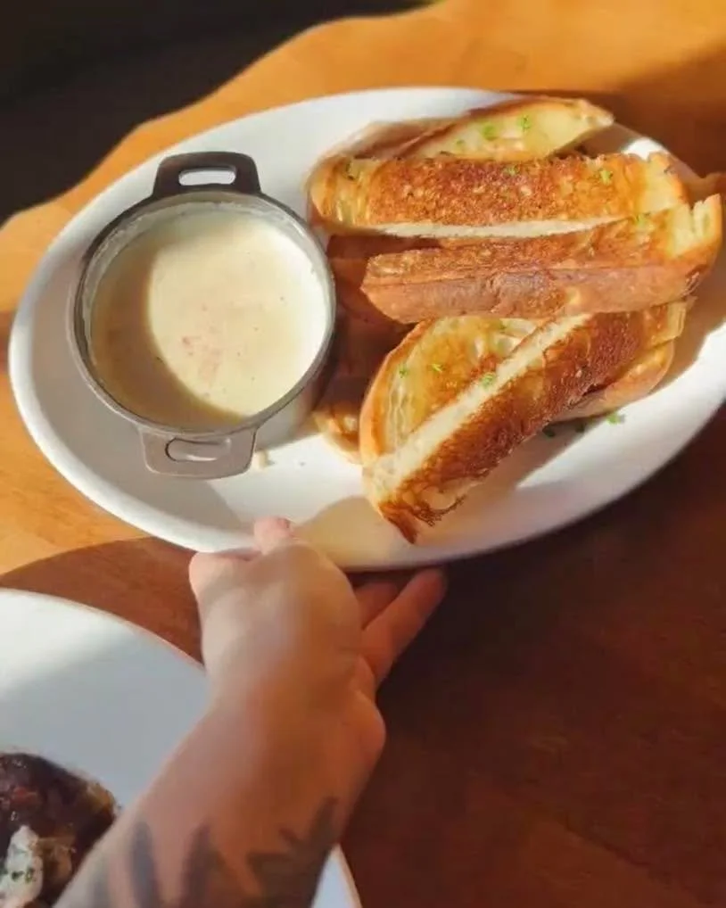 Everything&rsquo;s better dipped in cheese🍻