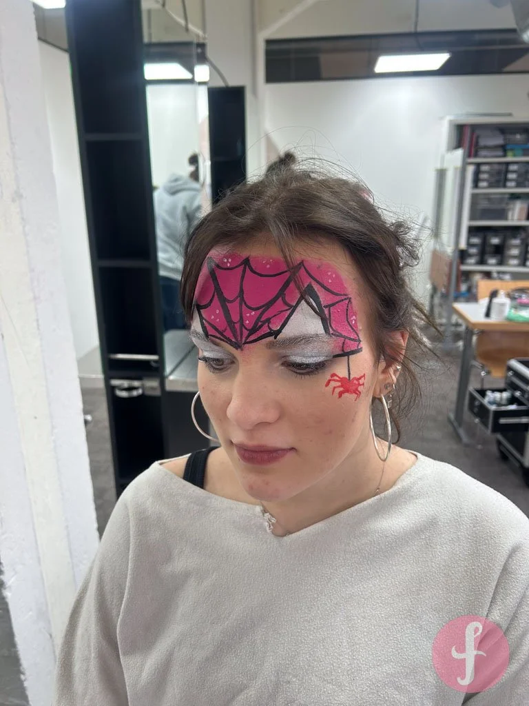 Examen kindergrime look 2 (spiderwoman met hartjesspin)