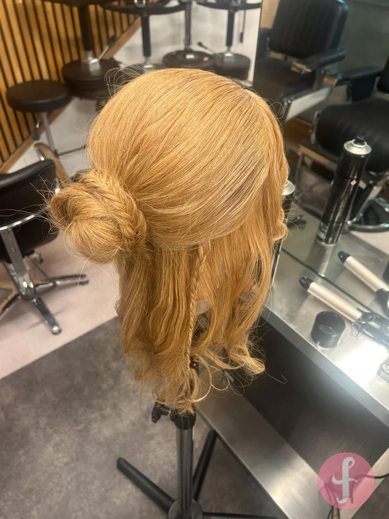 Half opgestoken look met een vissengraatvlecht als detail 💇‍♀️