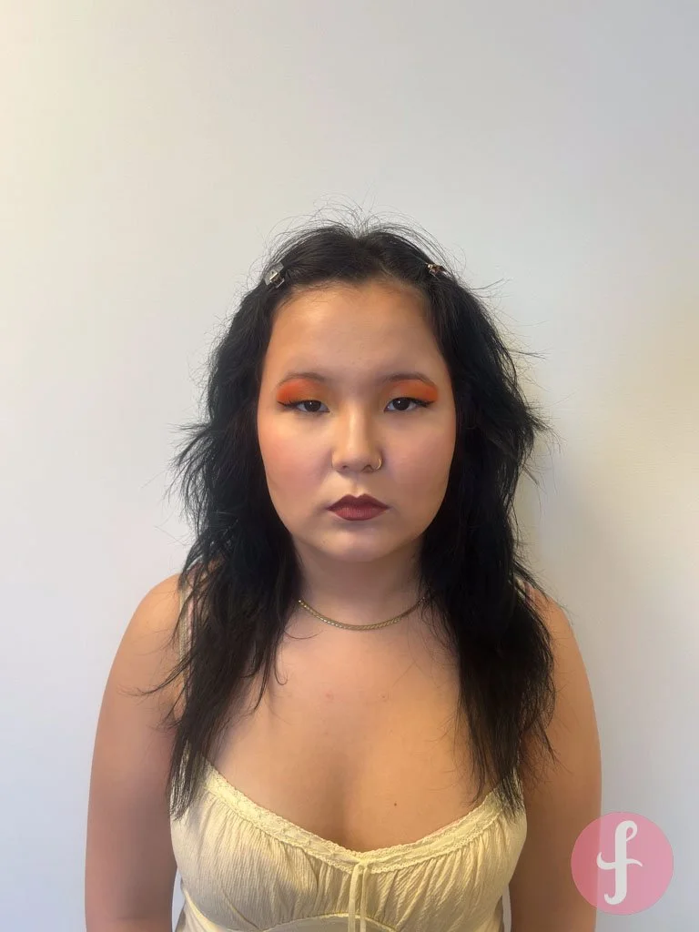 Voor deze fashion look werkte ik op een Aziatische huid, waarbij ik de make-up afstemde op de natuurlijke gelaatstrekken. Een mooie oefening in techniek, balans en precisie. ✨