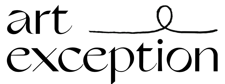 Texte noir "art exception" sur fond blanc avec une ligne sinueuse au-dessus des lettres.