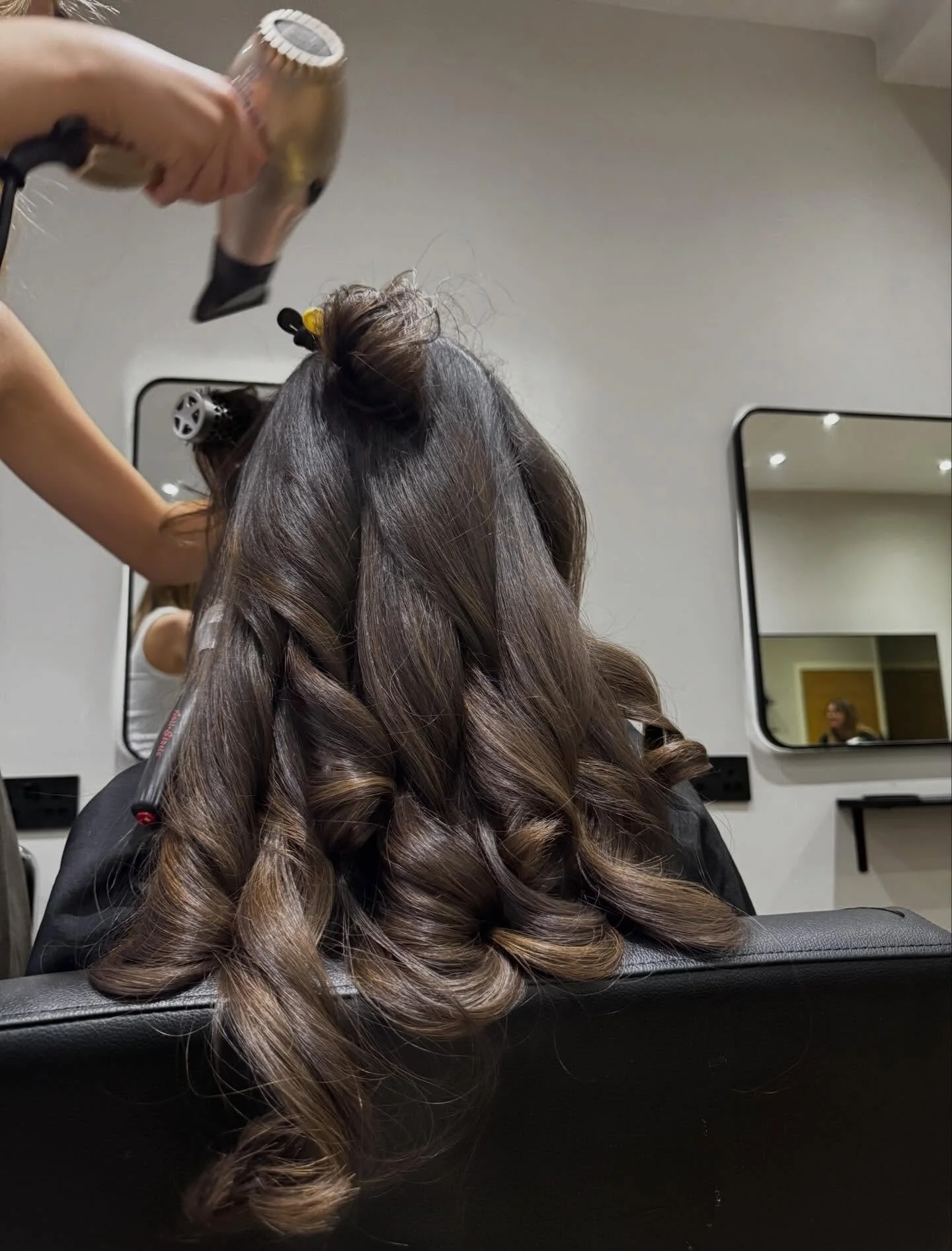Last minute Blowdry ? 

Appointments available 

Contact us on 02084679777 to book 

#chislehurst #hair #beautychislehurst #hairdresser #chisehursthair