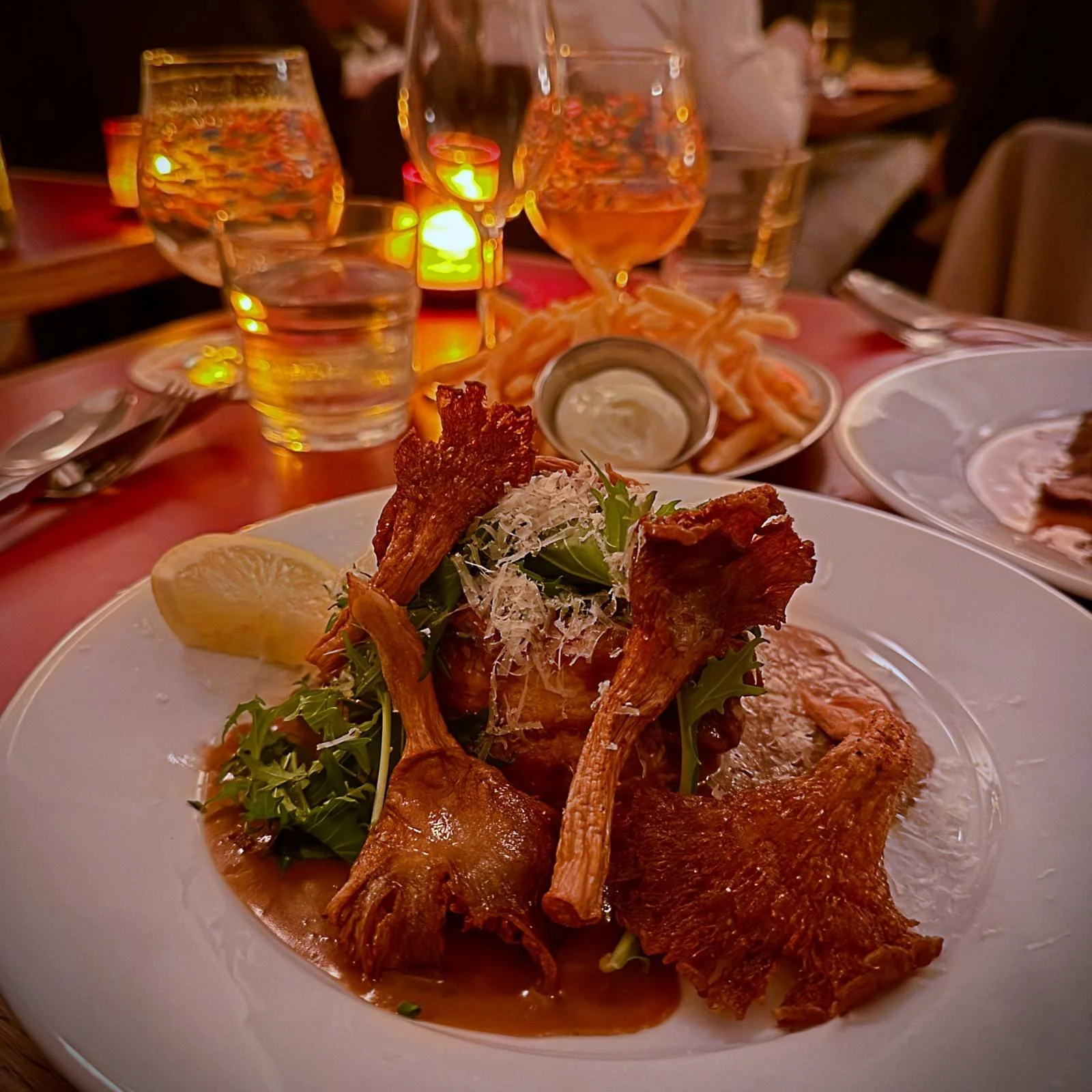 Large trumpet chanterelles garnish the Queen vol-au-vent in puff pastry. The ragout fin is generously arranged with sauce on the plate.
