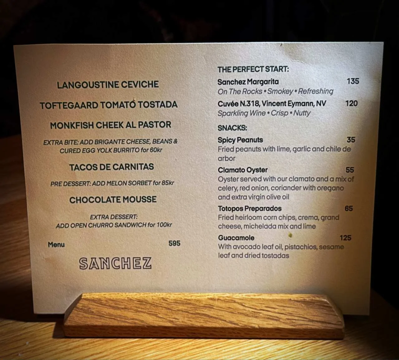 Die Speisekarte des Restaurants Sanchez in Kopenhagen Vesterbro zeigt mexikanische Gerichte wie Ceviche, Tacos de Carnitas und Chocolate Mousse.