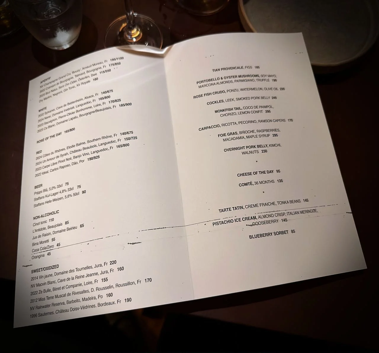 Die Speisekarte des Restaurants Främmat in Stockholm zeigt eine Auswahl an modernen Gerichten wie Seeteufel, Schweinebauch und Tarte Tatin sowie eine umfangreiche Liste an Weinen und Aperitifs.