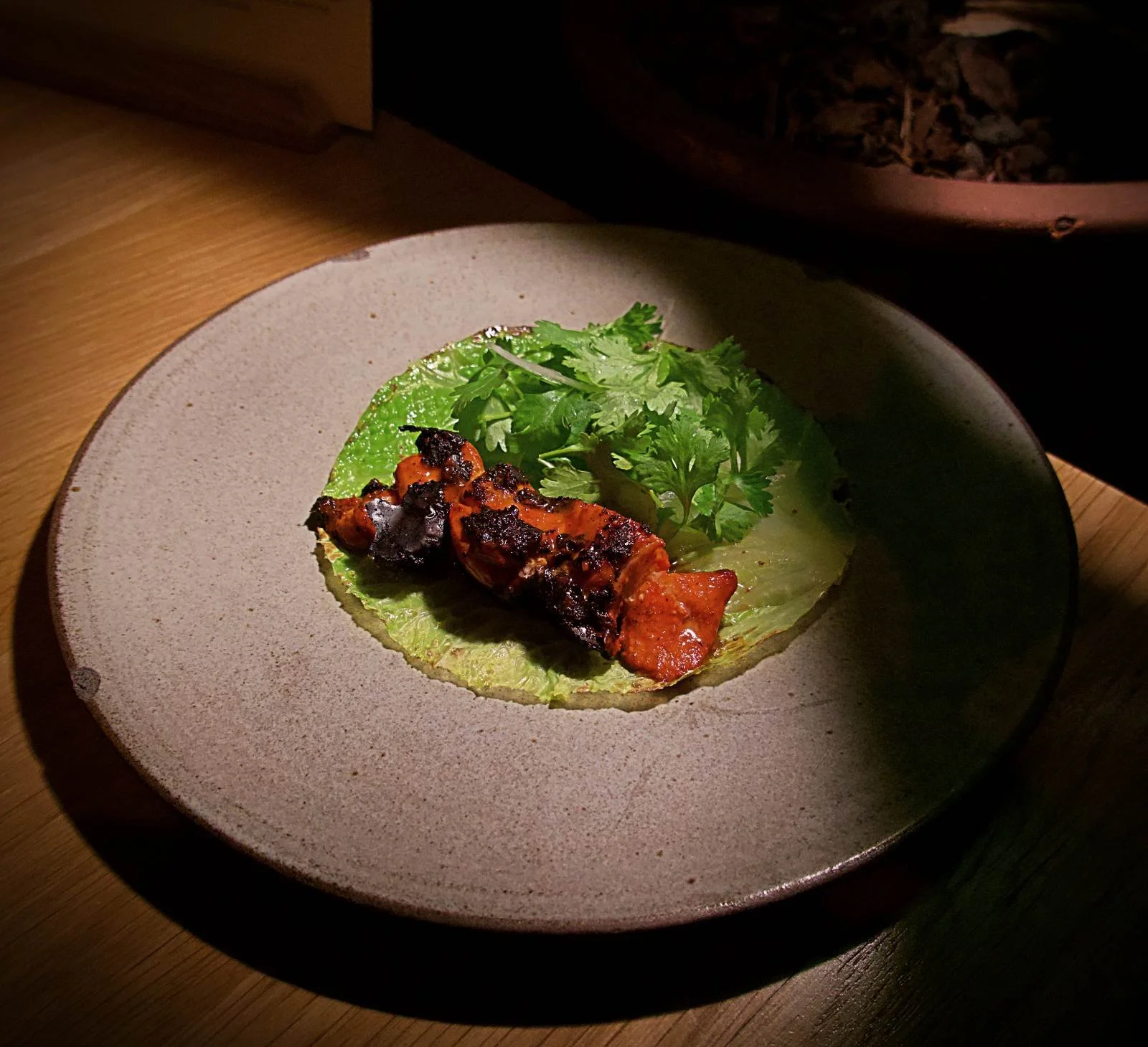 Ein Seeteufel Taco al Pastor mit frischem Koriander serviert auf einem flachen Teller im Restaurant Sanchez in Kopenhagen Vesterbro.