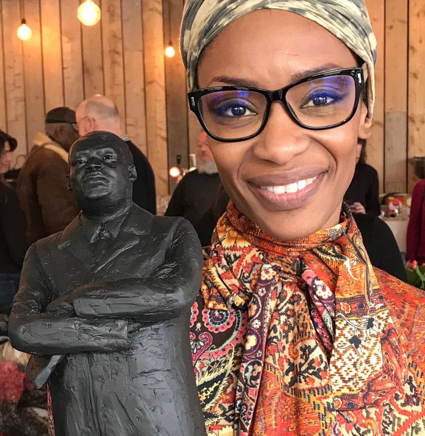 💥Throwback Thursday! Today March 21, 2018, @sylvanasimons - the first black woman in Europe who founded a political party, a true hero, was elected in Amsterdam! I gave her a Martin Luther King Statue, to honor her fight for radical equality. 💪🏾❤️