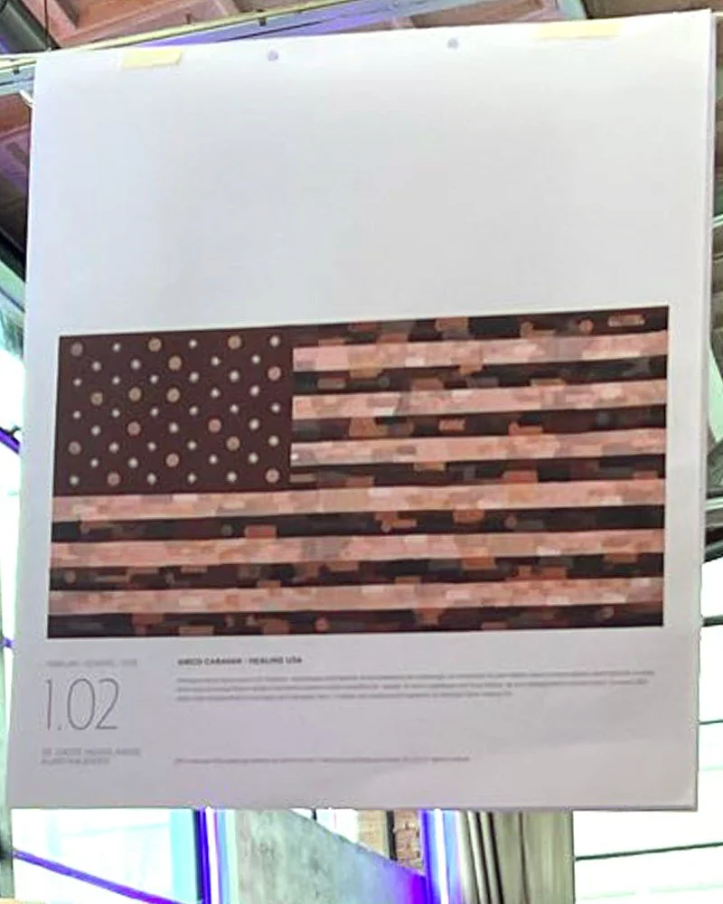 🎉🩹Hij is er! De 3kg zware Grote Nederlandse Kunstkalender 2026 met 365 kunstenaars. Dit jaar met Art Allies @raulbalai, @geertje.geertsma, @horden_en_schimmel @annelieshorden @gerdaschimmel, @artallies.nl ❤️🔥. En mijn Healing USA, gemaakt met 700 