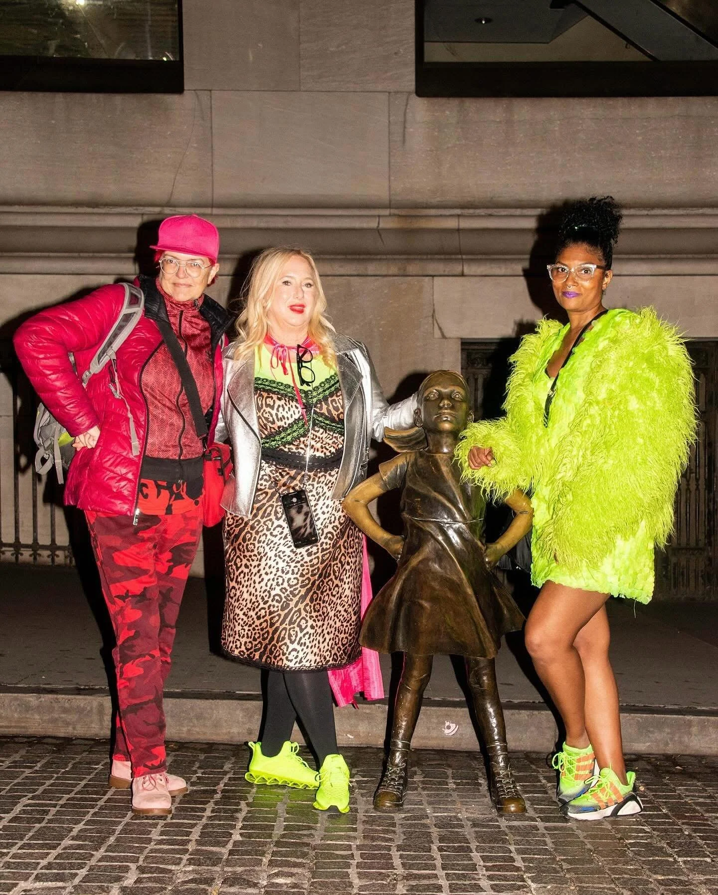 Being an artivist, lesson 1: ALWAYS DRESS INCONSPICUOUSLY when going on a late-night guerrilla action. 😂 With @michelpred, @wildcatebonybrown, and  Fearless Girl (by Kristen Visbalthe @kristenvisbal). Photo 1 by @Byruvan 🙏🏼❤️
.
⚡️@Pest_AC. For A B