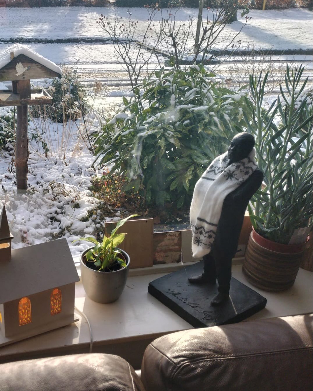 ❤️🖤💚 So sweet! Dr. King wearing a warm scarf on snowy cold winter days in the home of Harcourt &lsquo;Harky&rsquo; Klinefelter, press chief of Dr. Martin Luther King Jr. Keep the dream alive! Happy MLK Day. ❤️🖤💚 
#MLK @mlkjr50 @joneig @hankwillis