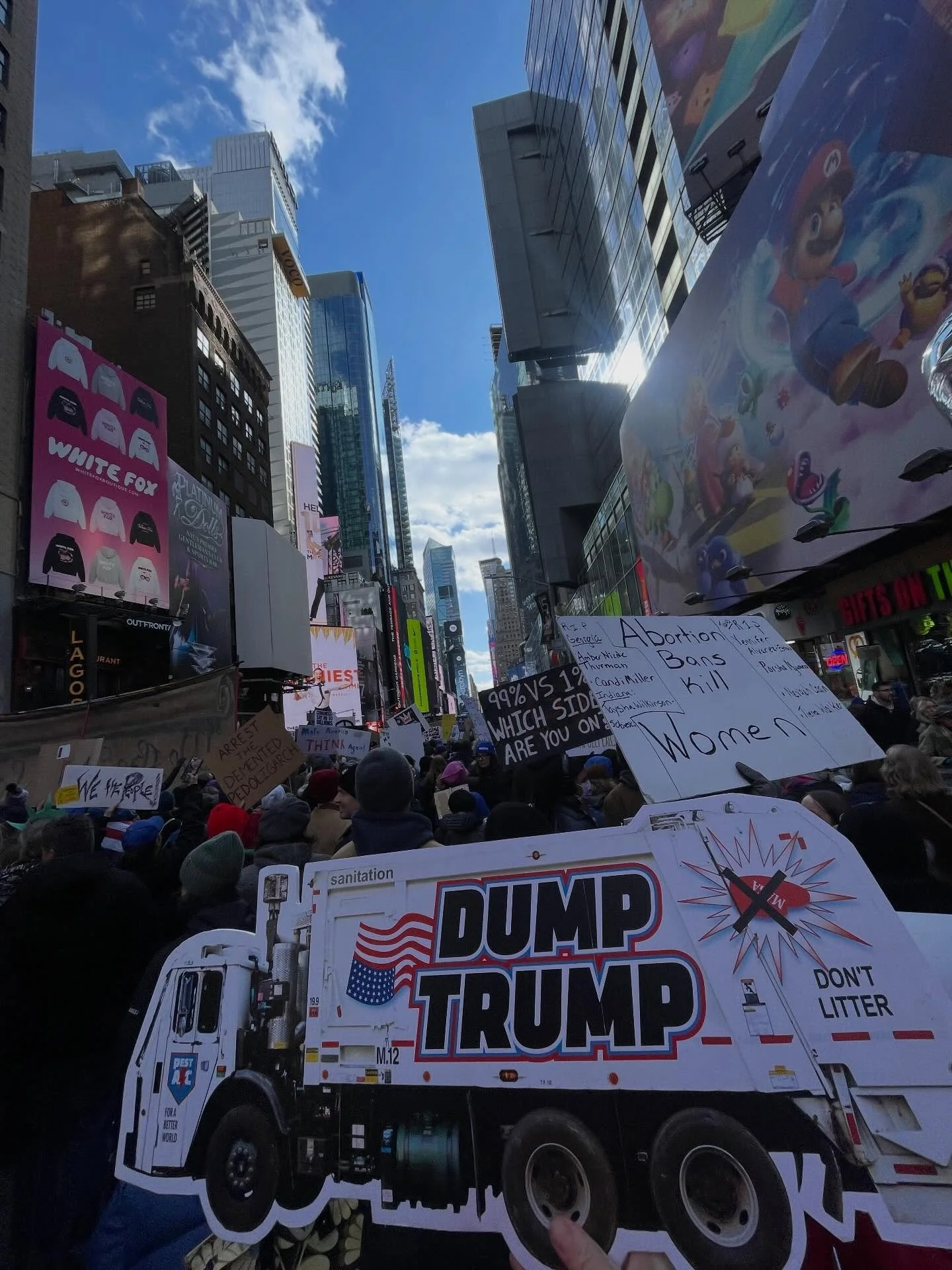 No Kings! ❌👑 New York City 🗽🔥✊🏼❤️ We The People! Dump Trump! 25th amendment! No ICE!
⚡️@Pest_AC. For A Better World
.
#freedom #resist #justice #peace #stopgenocide