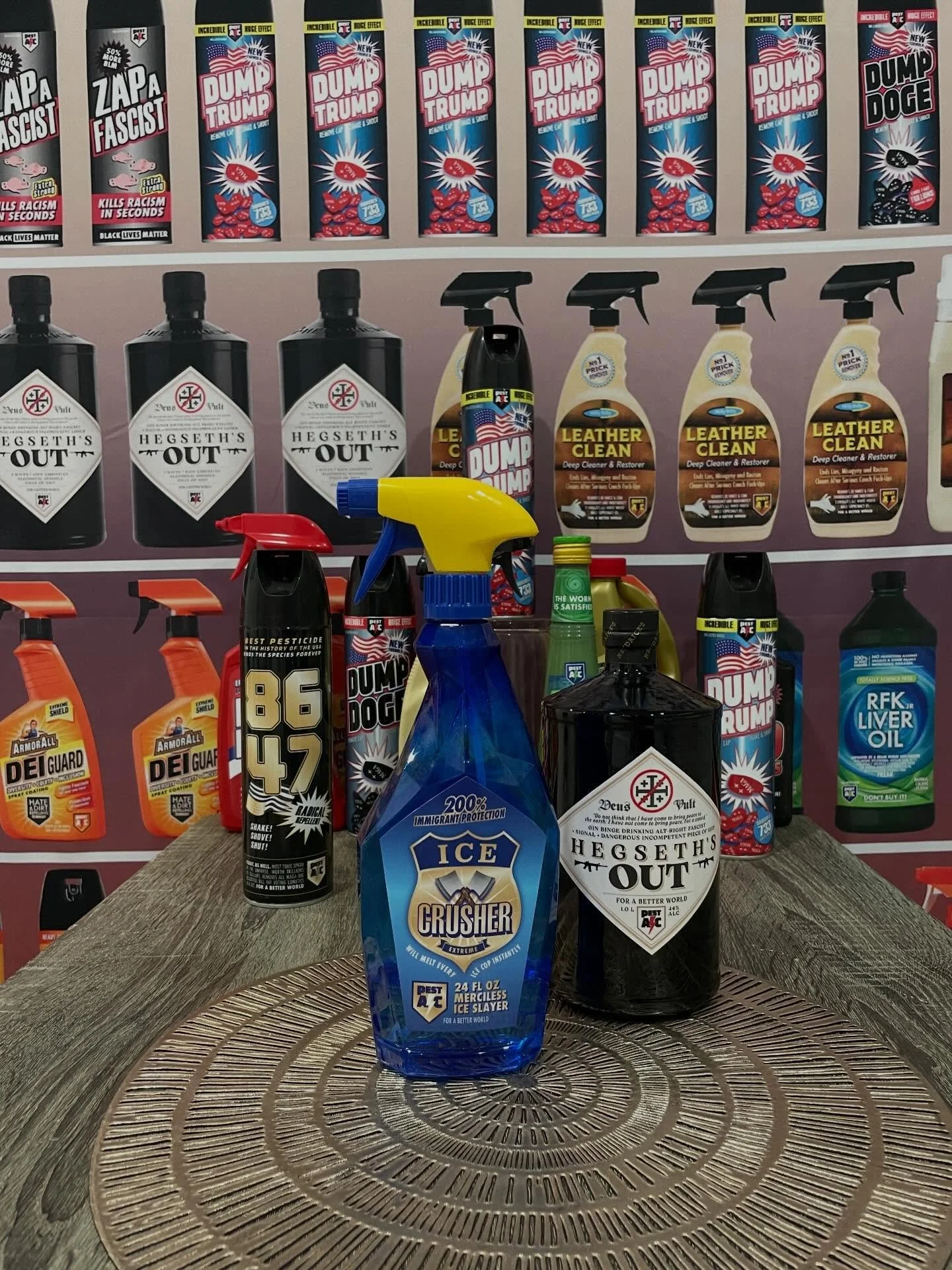 East Harlem Open Studios final day! Sunday, April 26, 1-6pm. Come visit us @eastharlemopenstudios 1914 3rd Ave, between 105th &amp; 106th St. 
⚡️@Pest_AC. For A Better World
.
#resist #FDT #love #peace