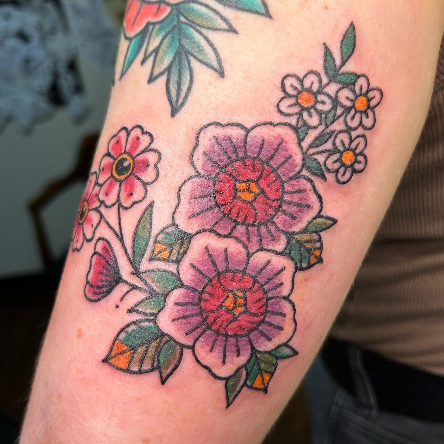 Some more pretty florals for @sarah__meyers 🌸 always a fun time chatting with you thank you so much! 
.
.
.
#girlswhotattoo #ladytattooers #njtattooartist #njtattooshop #atlanticcounty #skinarttraditional #traditionaltattoo #theinkuisition #saniderm