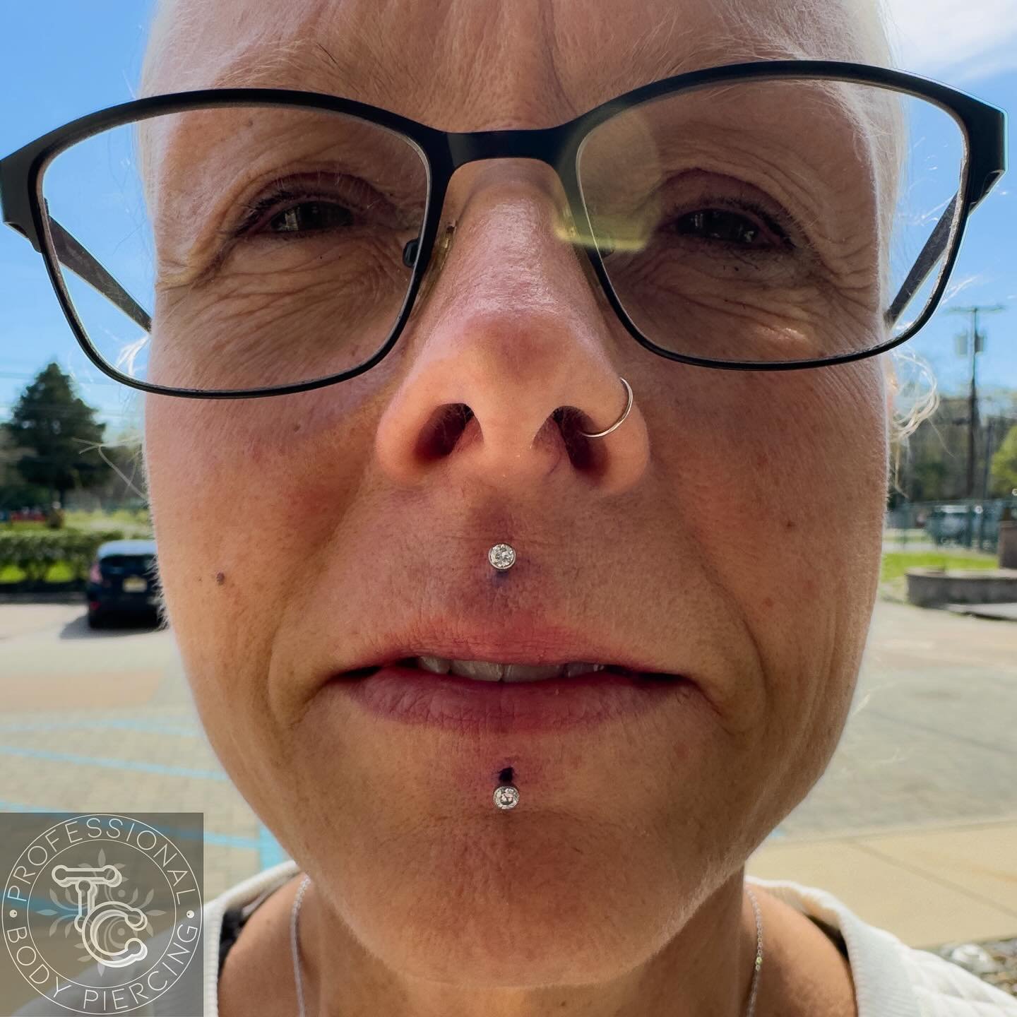 Keeping it simple and classy with these (paired?) freehand philtrum and lower lip piercings from today! Thanks Amanda for your trust and vibes. You are such a pleasure to have as a client. 💚

✨ 16g 3/8&rdquo; implant grade titanium threadless labret