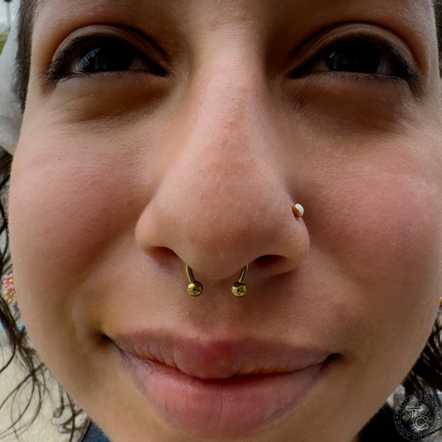 Freehand septum from today.
@ohmygodmani was one of the winners of the free septum piercing fee giveaway! Thanks for the trust! 

✨ 16g 3/8&rdquo; implant grade titanium threadless circular barbell from @neometaljewelry anodized to gold in-house