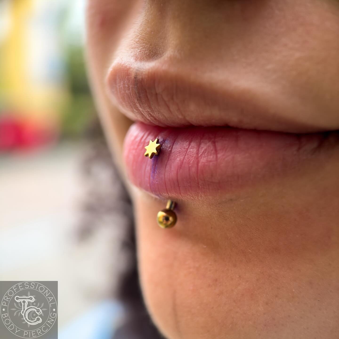 ☀️ 14g freehand vertical labret from today ☀️

✨Implant grade titanium components anodized to a rose gold / light pink.

#verticallabret #verticallabretpiercing #freehandpiercing #anodizing #anodizingisawesome #eggharbortownship #theinkuisition