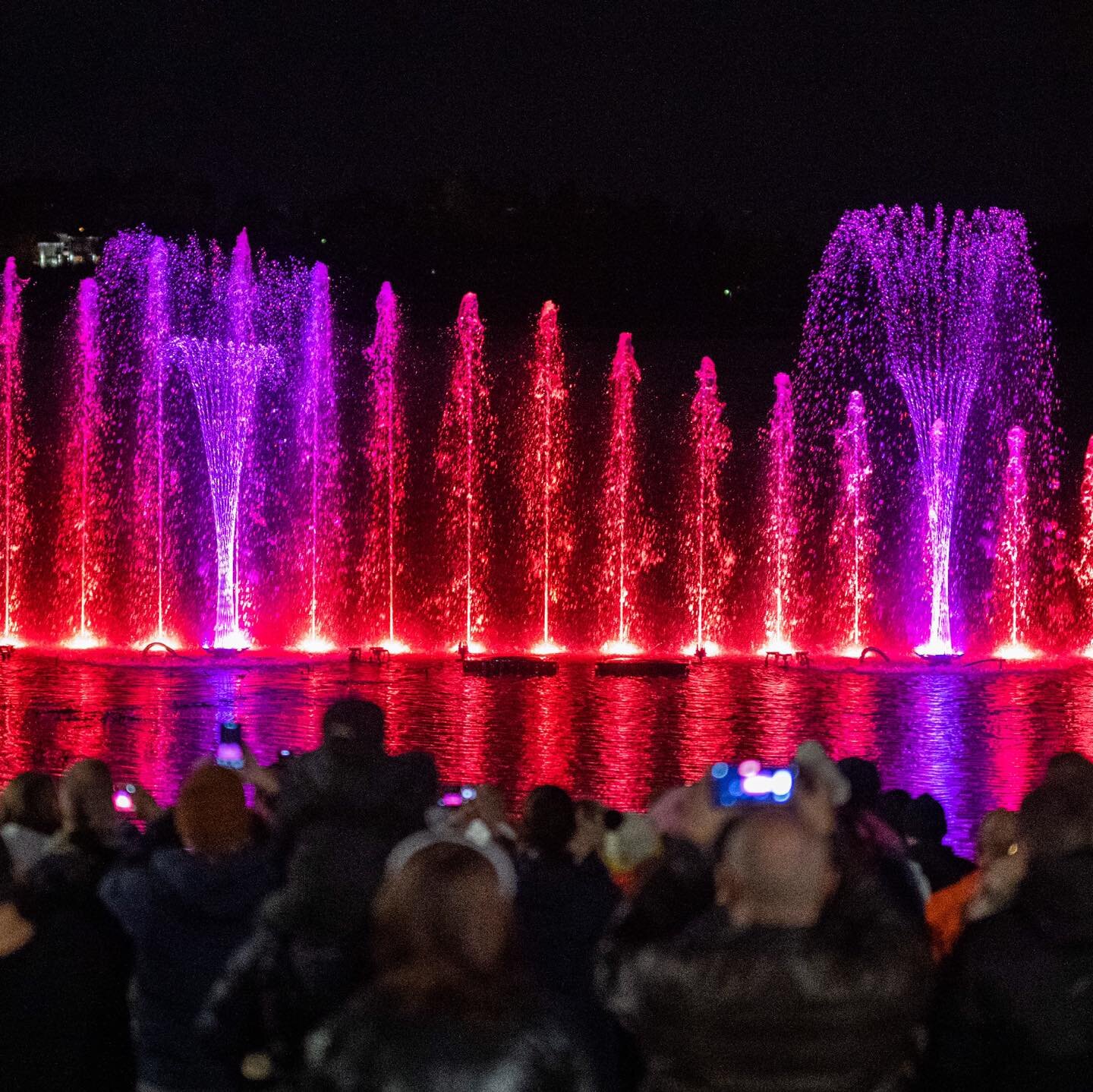 The magic of the backstage! 🤩
Let yourself be captivated by a vibrant journey of water, light, music and color 💦🎨
Share this unforgettable experience with your loved ones!

#dancingfountain #magic #lights #event #entertainment #performance