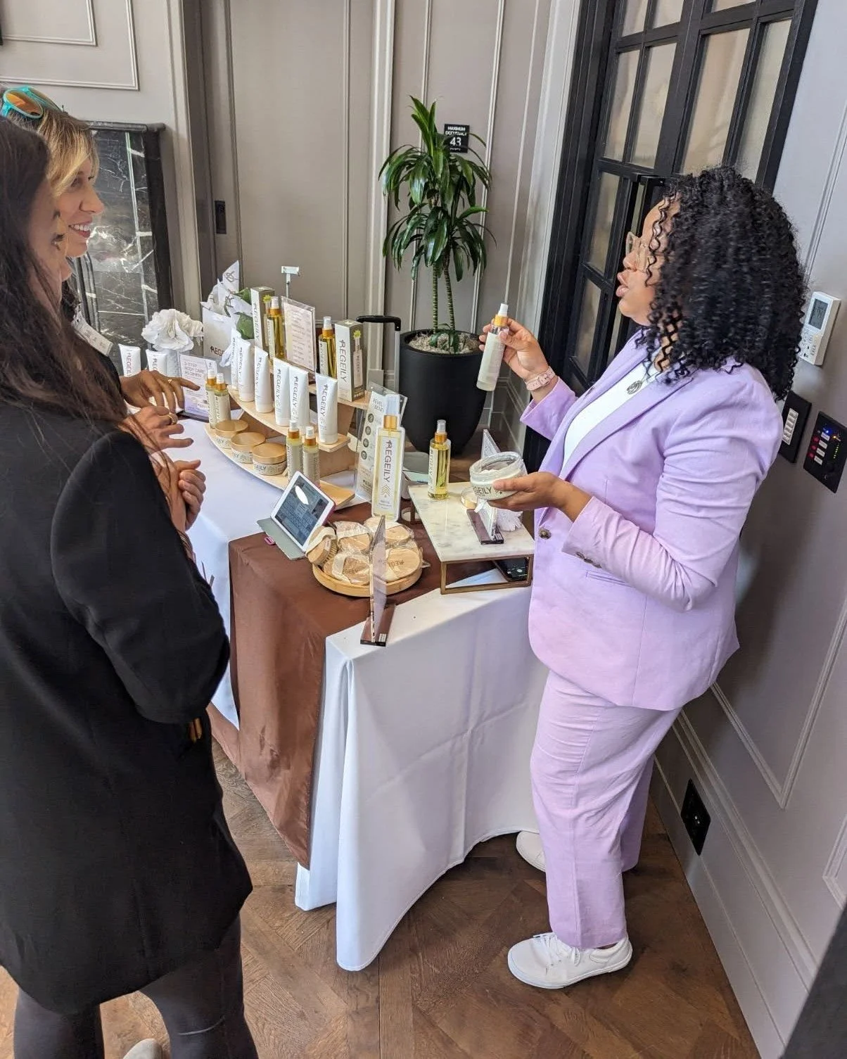 Some of our favorite conversations happen one pump at a time. 

✨ Getting to introduce Regeily to new hands (literally) at a @seenmagazine event was a full-circle moment, this is why we do the pop-ups, the events, the face-to-face. Skincare is person