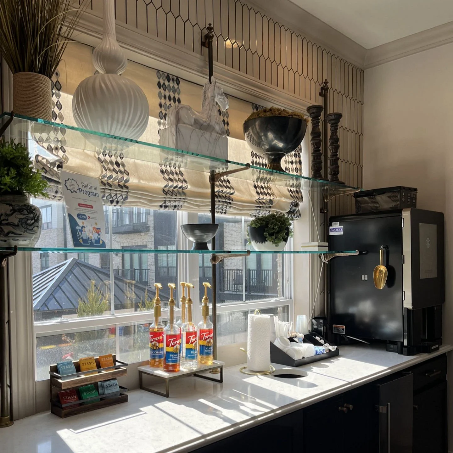 Pick-me-ups are easy here at Luxe 88! We supply our residents with a full coffee bar stocked with syrups and Starbucks coffee! ☕️🌞