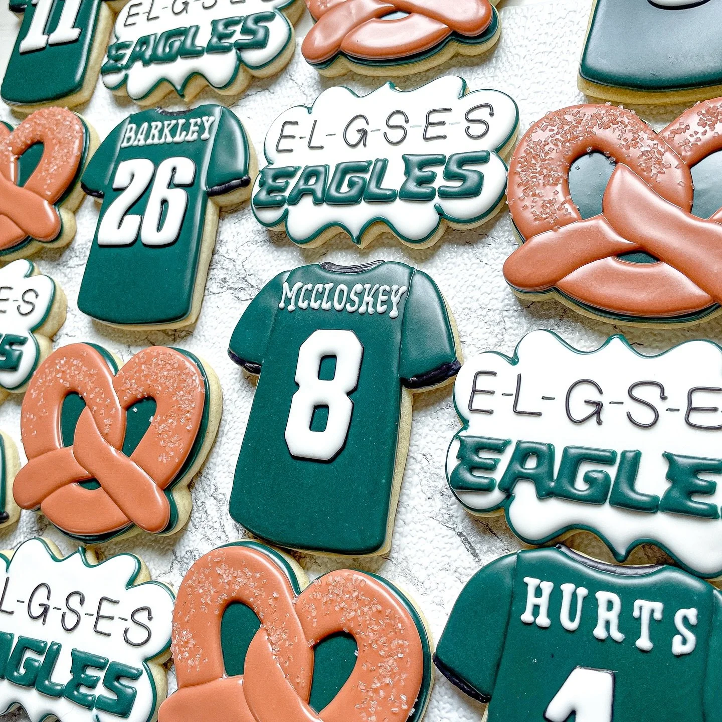 Go Birds! 🦅🏈 (also happy 8th birthday to Joey)

#cookiesbylyss #customcookies #cookieart #cookieartist #cookiecontent #decoratedcookies #glazecookies #cookies #cookiesofinstagram #cookiedecorating #footballcookies #eaglescookies #eaglesfootballcook