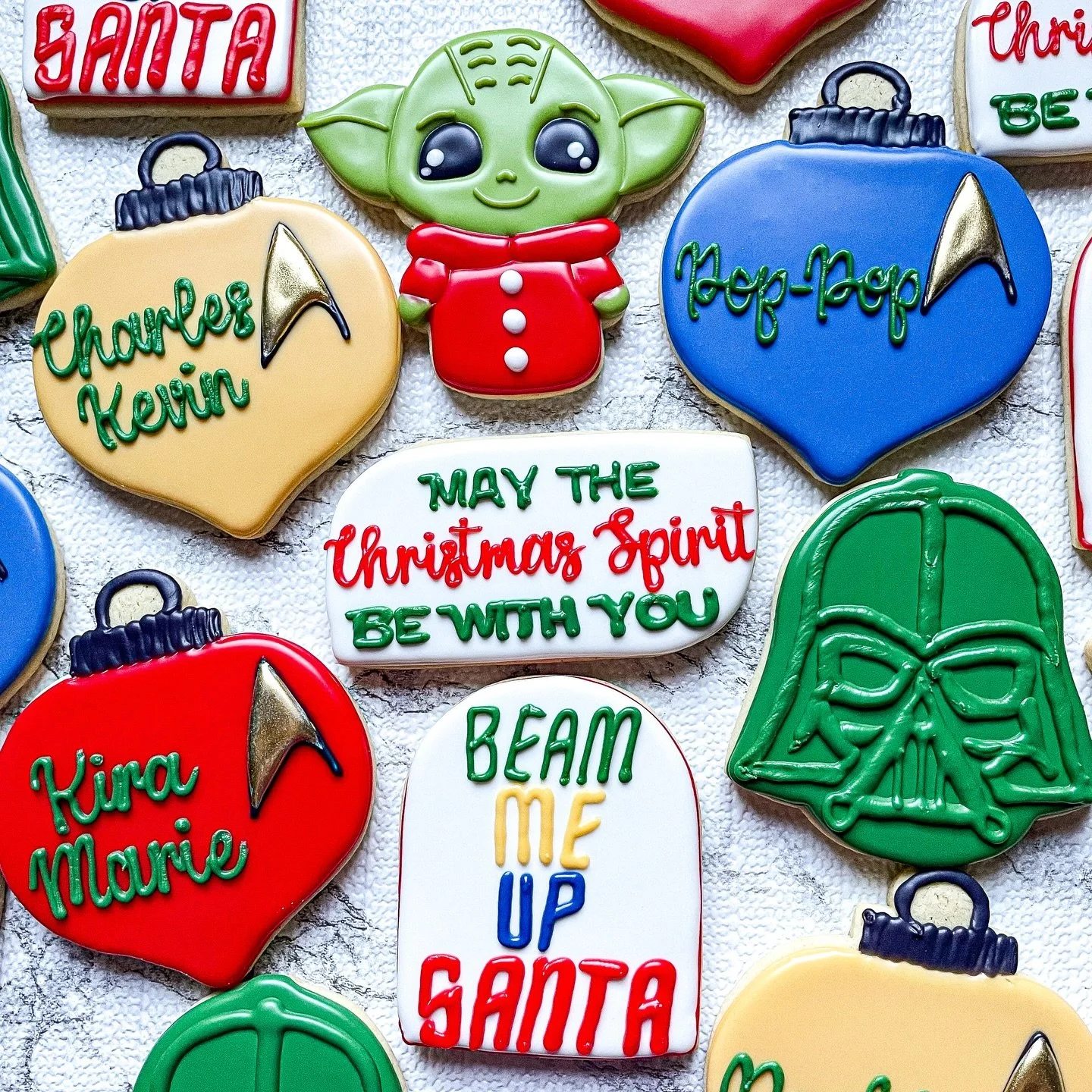 HERE COMES&hellip;.. Darth Vader??? Uhhhh the Christmas spirit is strong with this one&hellip; Happy Christmas Eve Eve 🤷🏻&zwj;♀️🎄🎅🏼
#cookiesbylyss #customcookies #starwarschristmascookies #startrekchristmascookies #christmascookies