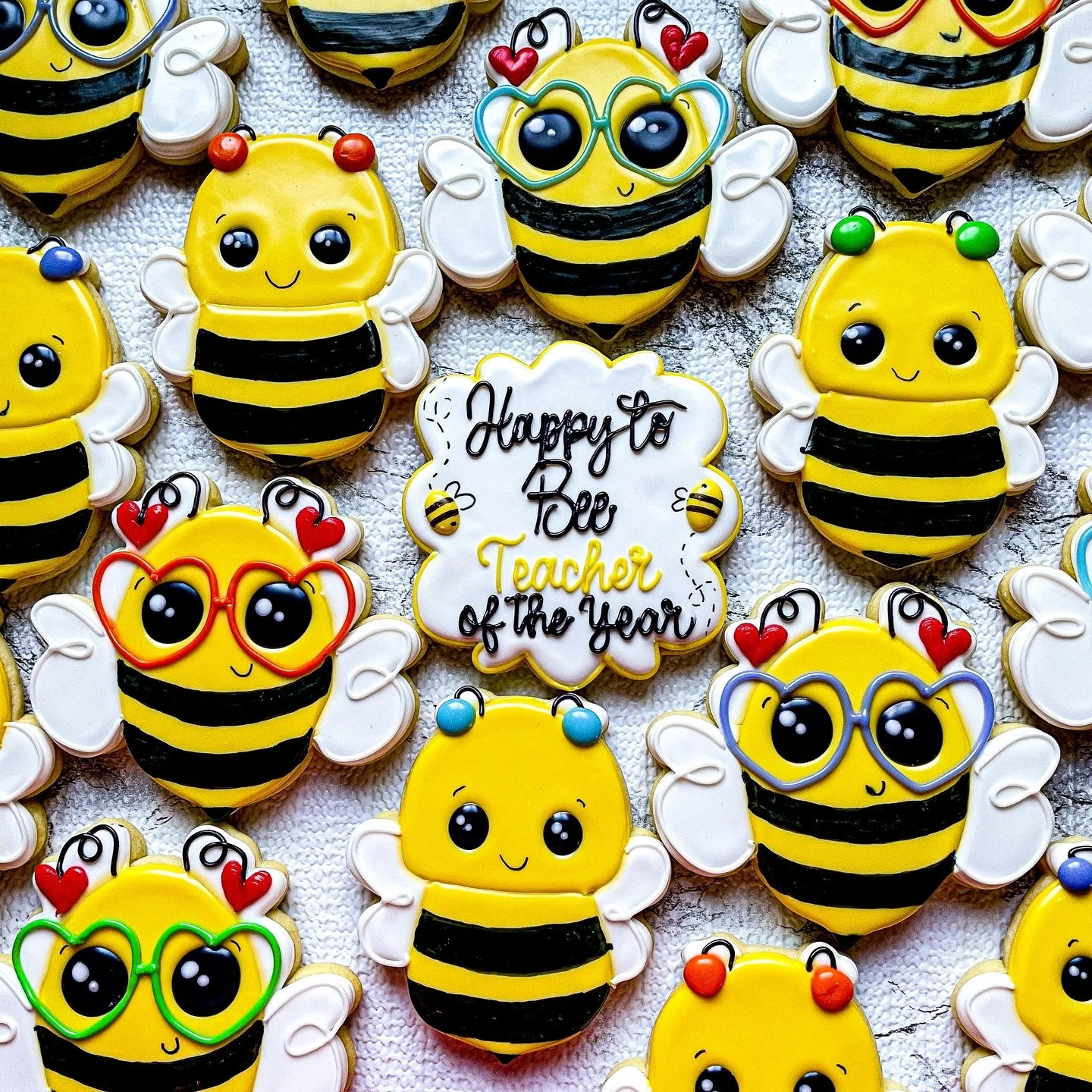 No better way to celebrate teacher of the year than with cookies! 🥰  Congratulations to Mrs. Perry at Upper Primary school 🐝👩🏼&zwj;🏫📝 
#cookiesbylyss #beecookies #teacheroftheyearcookies #oceancity #schoolcookies
