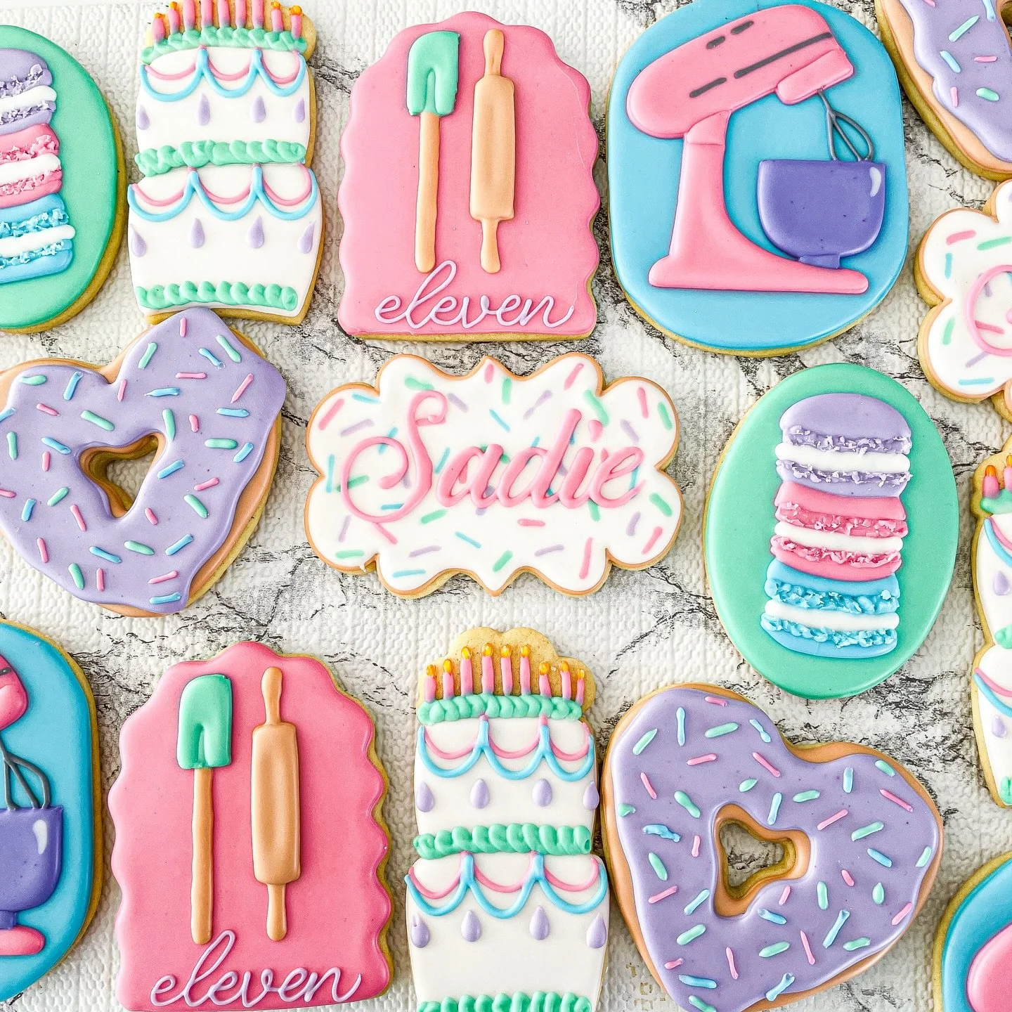 A baking birthday?? Say less. Sadie baked her way into turning 11! ❤️🧁🎂🍩 Peep the macaron stack and hidden number 11!
#cookiesbylyss #birthdaycookies #bakerybirthdaycookies #bakingbirthdaycookies #11thbirthdaycookies