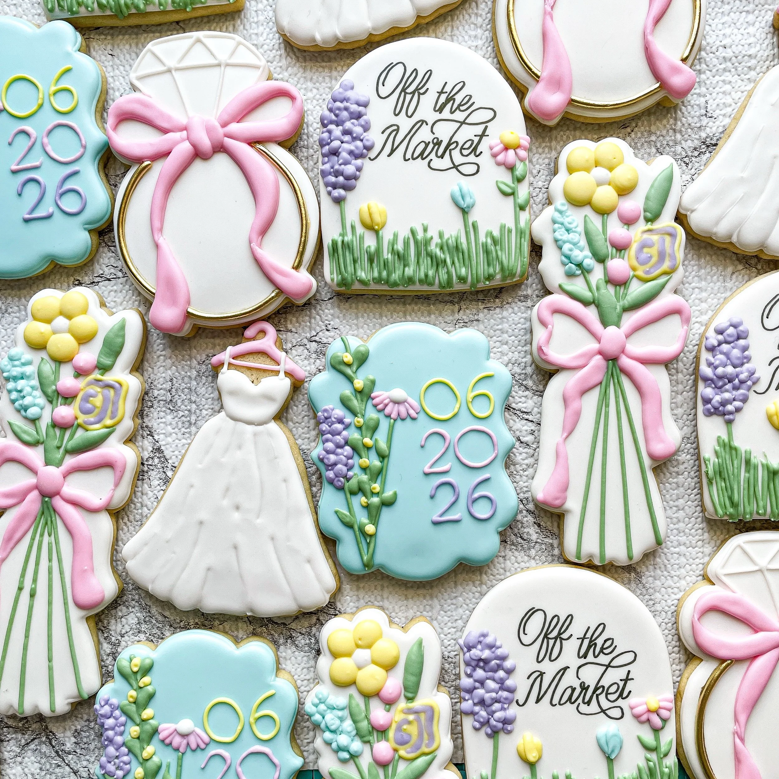 She is ✨off the market✨ Bridal shower season is my favorite season. So many unique themes to celebrate love 💐💕💍
#cookiesbylyss #bridalshowercookies #offthemarketcookies #bridalcookies #floralcookies