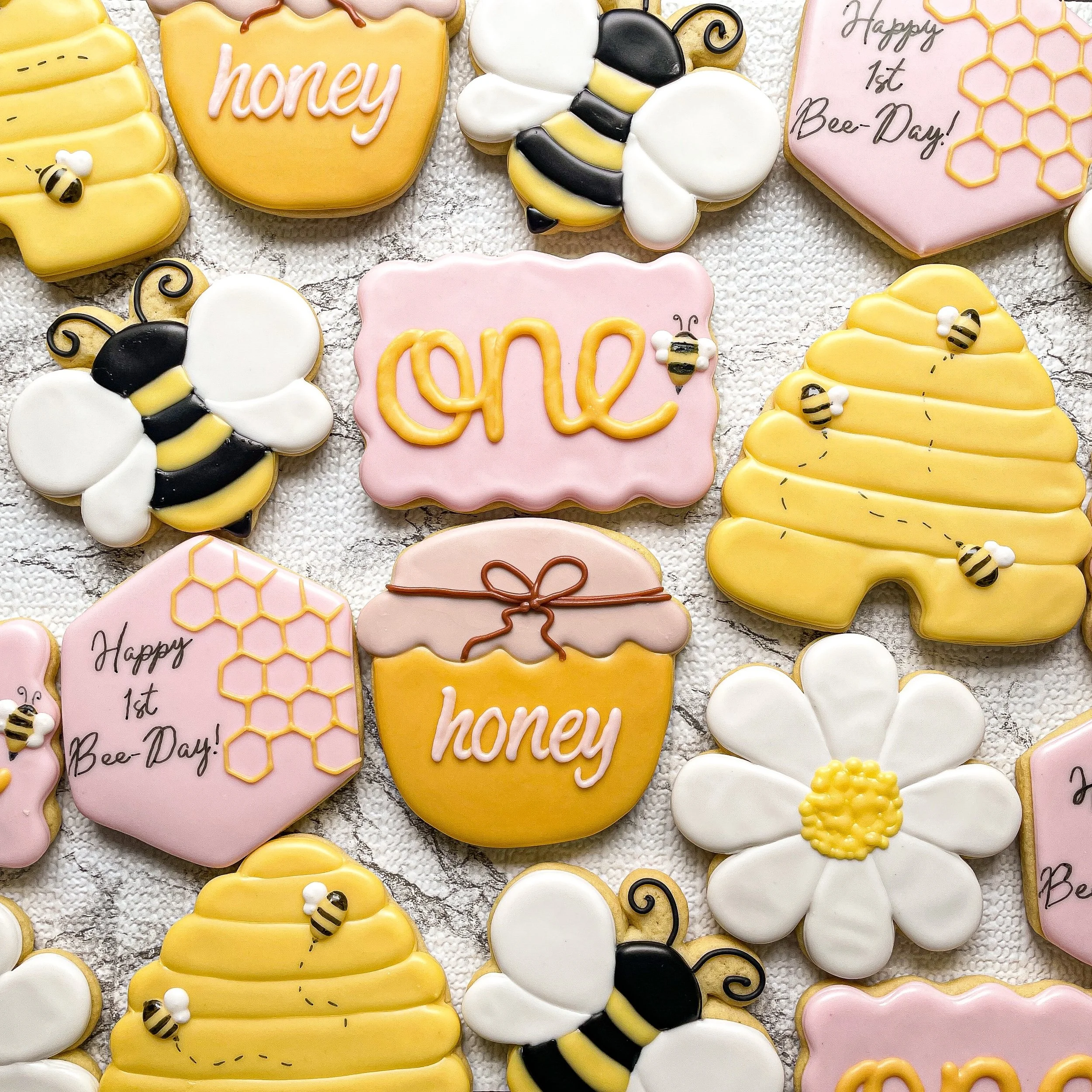 This little honey celebrated her first BEE-Day! 🐝🍯🎉🎁
#cookiesbylyss #beecookies #firstbeedaycookies #firstbirthdaycookies #capemay