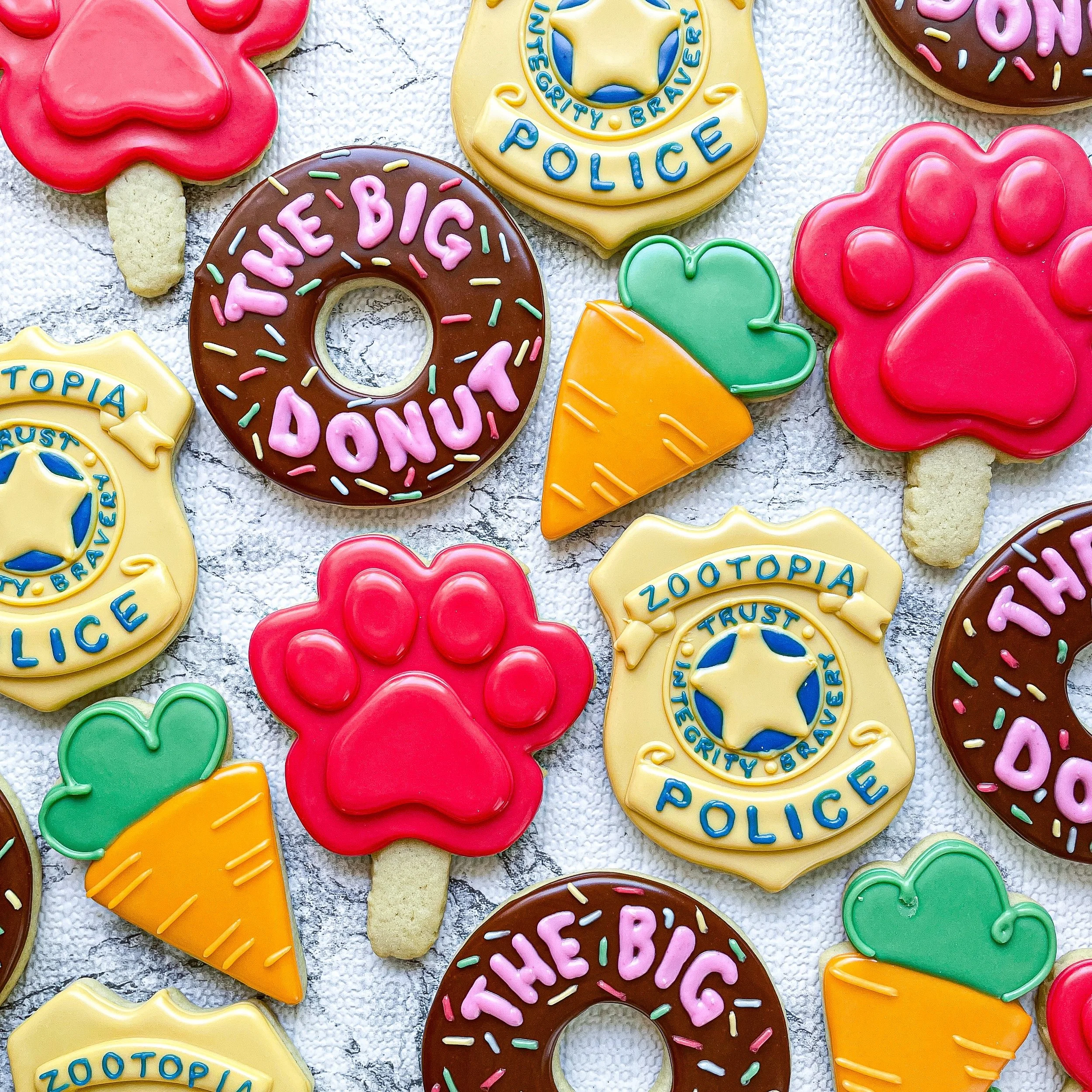 Isla&rsquo;s 5th birthday, spent in the world of Zootopia! Grab yourself a Pawpsicle! 🐾🚓🥕🍩
#cookiesbylyss #birthdaycookies #zootopiacookies #pawpsiclecookies #zootopiabirthdaycookies