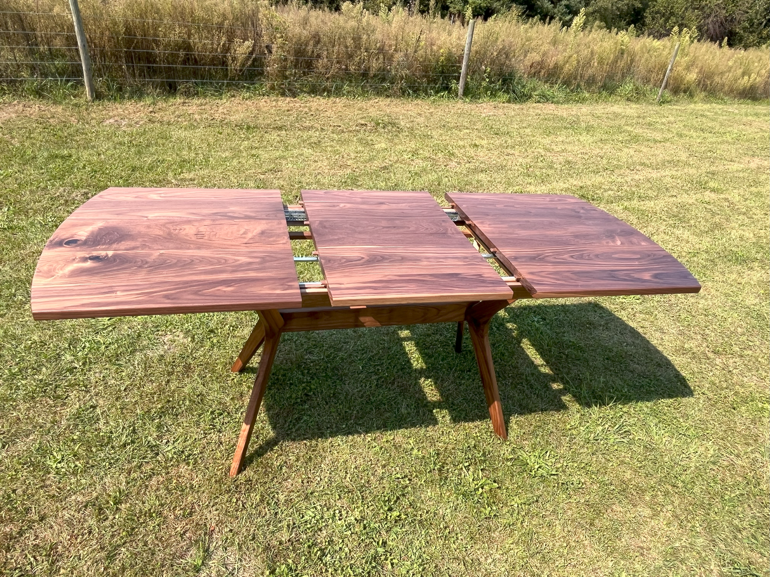 Bloom_Butterfly_Table_Open_Leaf_View.png