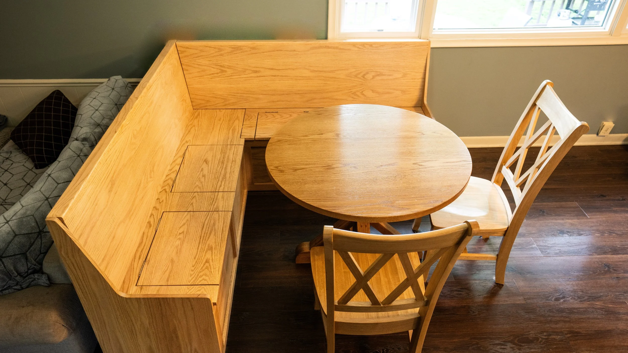 Ren Round Table & Chairs