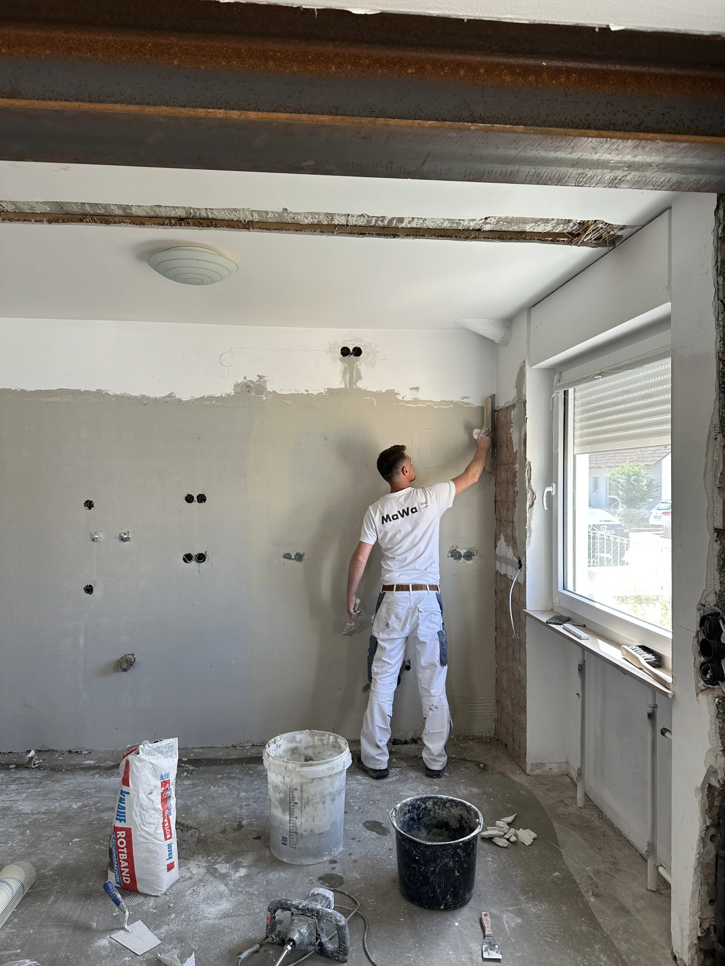 4. Putz- und Stuckateurarbeiten:
Innenputz, Ausbesserungen im Altbau und Spachtelarbeiten bis zur gewünschten Qualitätsstufe.