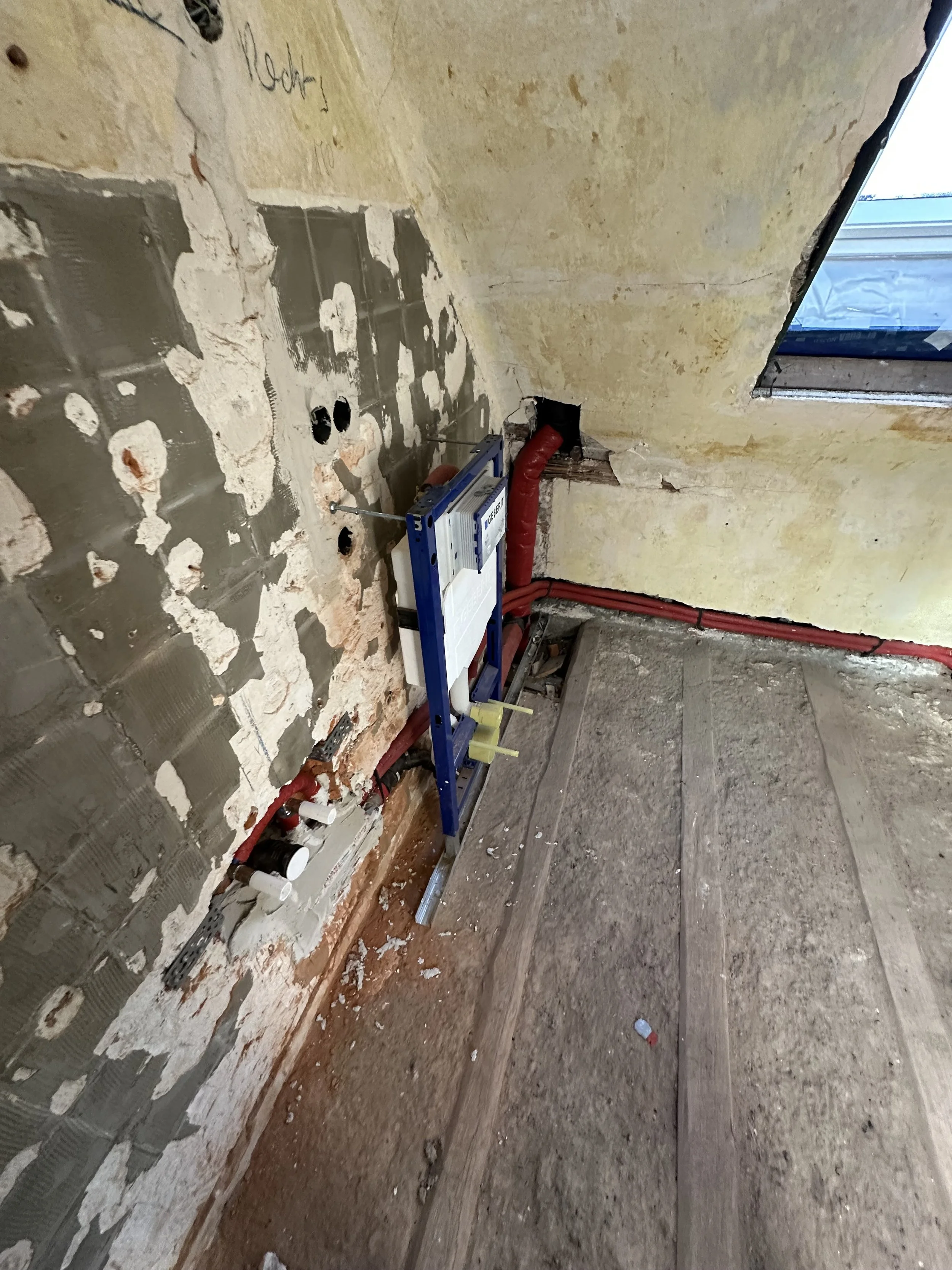 3. Sanitär- und Elektroarbeiten: 
Neue Leitungen sowie Elektroinstallationen für Licht, Steckdosen und Handtuchheizung werden fachgerecht vorbereitet und auf die spätere Badgestaltung abgestimmt.