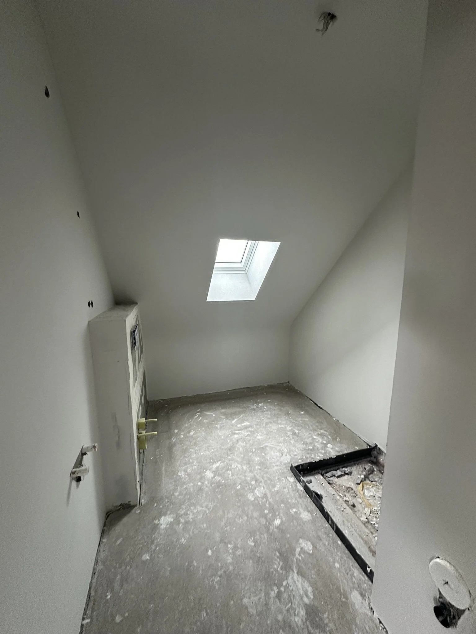5. Spachtelarbeiten:
Wand- und Deckenflächen werden verspachtelt. Ein ebener, tragfähiger Untergrund schafft die Grundlage für eine fachgerechte Fliesenverlegung.