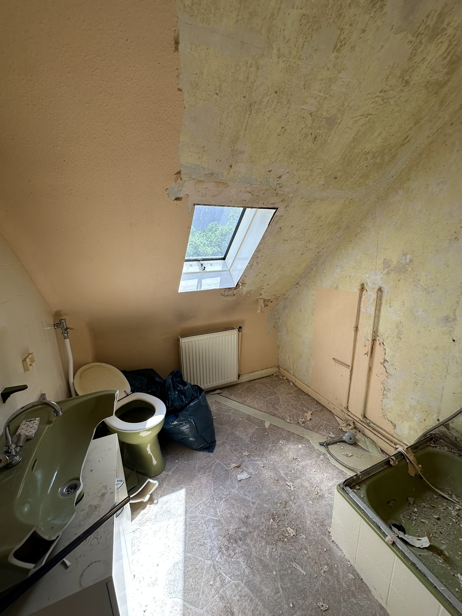 2. Entkernungsarbeiten: 
Fliesen, Sanitärobjekte und Bodenaufbauten werden fachgerecht zurückgebaut und entsorgt. So wird der Zustand von Untergrund und Leitungen sichtbar.