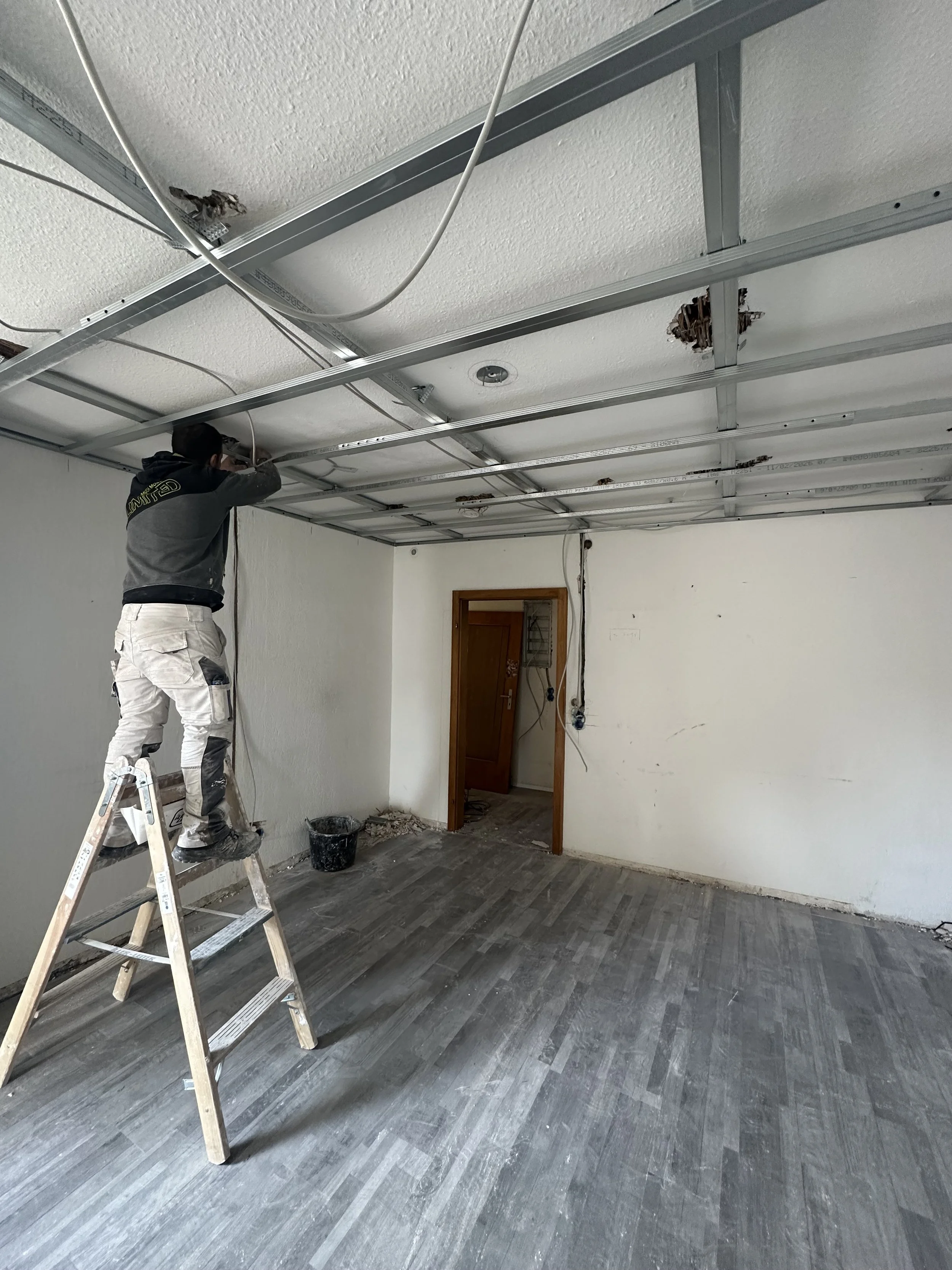 3. Trockenbau:
Neue Wände, abgehängte Decken, Vorwandinstallationen und Dämmung – auch für neue Raumaufteilungen und Nischen.