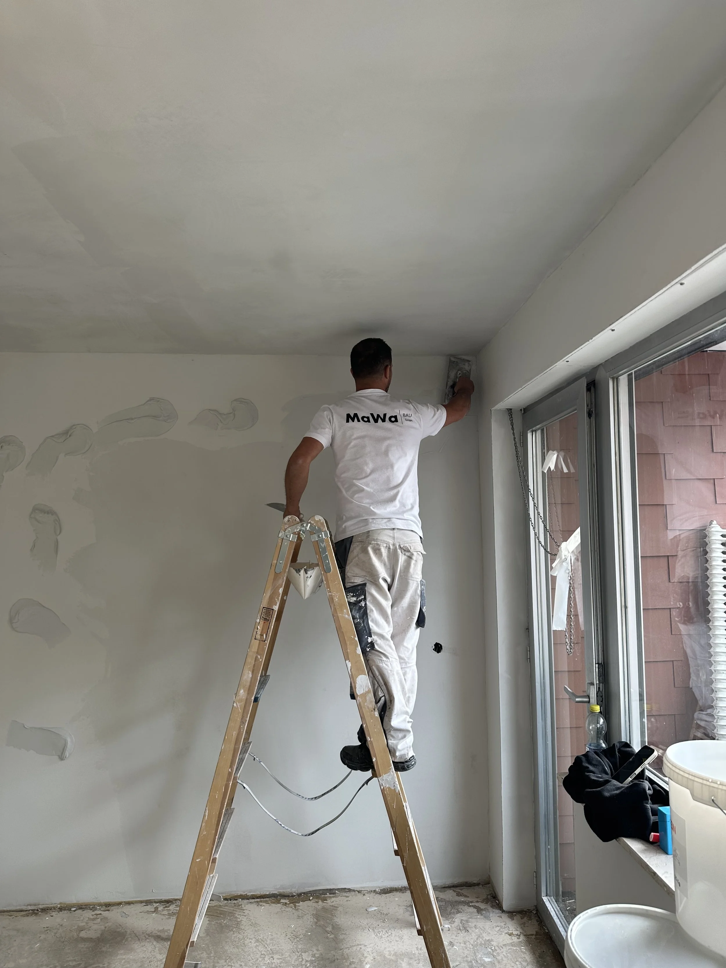 3. Spachtelarbeiten
Risse, Löcher und Unebenheiten werden fachgerecht geschlossen. Anschließend werden die Flächen entsprechend der vereinbarten Qualitätsstufe vollflächig gespachtelt. So entsteht die Grundlage für die gewünschte Oberflächenqualität.