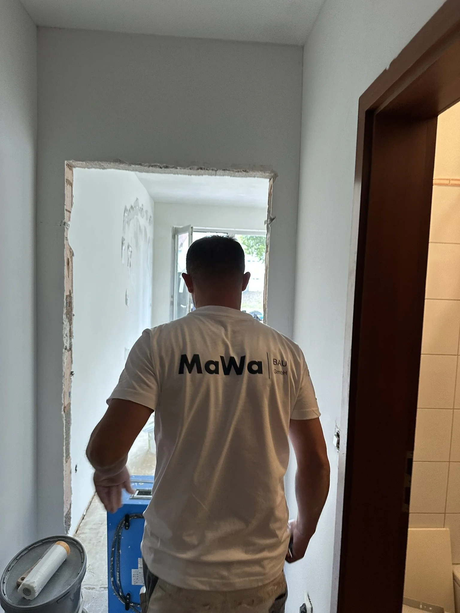 Ein Mitarbeiter der MaWa Bau GmbH betritt eine Baustelle