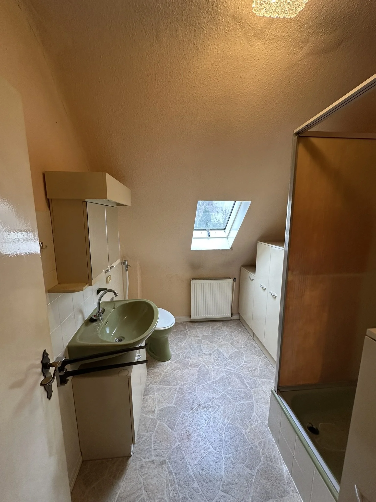 1. Ausgangssituation:
alte Fliesen, eine vorhandene Dusche und veraltete Installationen. Wir prüfen den Bestand und klären, was erhalten bleiben kann und was erneuert werden muss.