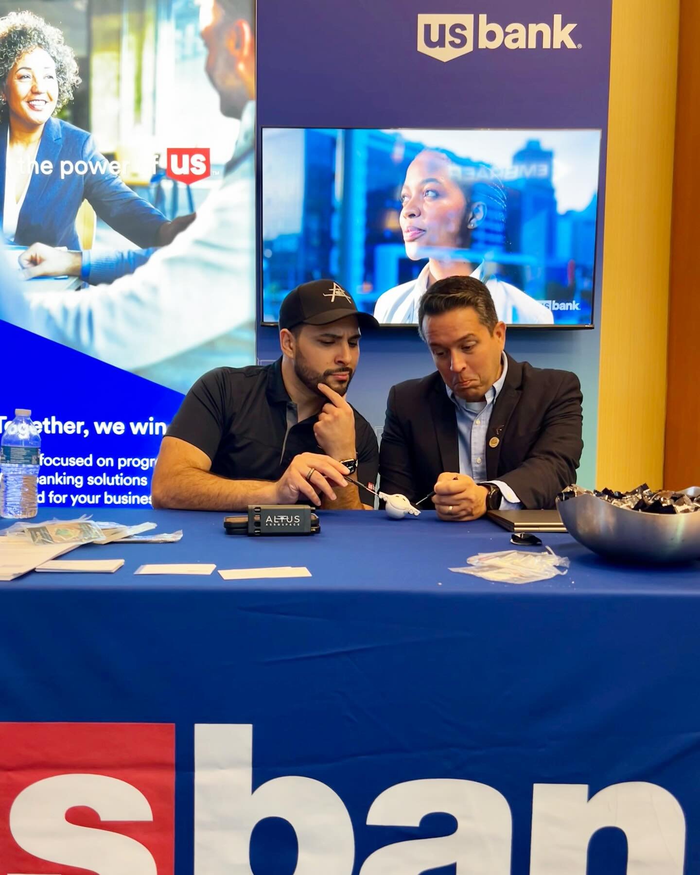 Networking βοΈ
Teamwork makes the dream work - @usbank and @embraer sporting Altus Aerospace gear and making maintenance look good!
 
#maintainingairplanesandrelationships
#youcanbankonit
#eoc2025