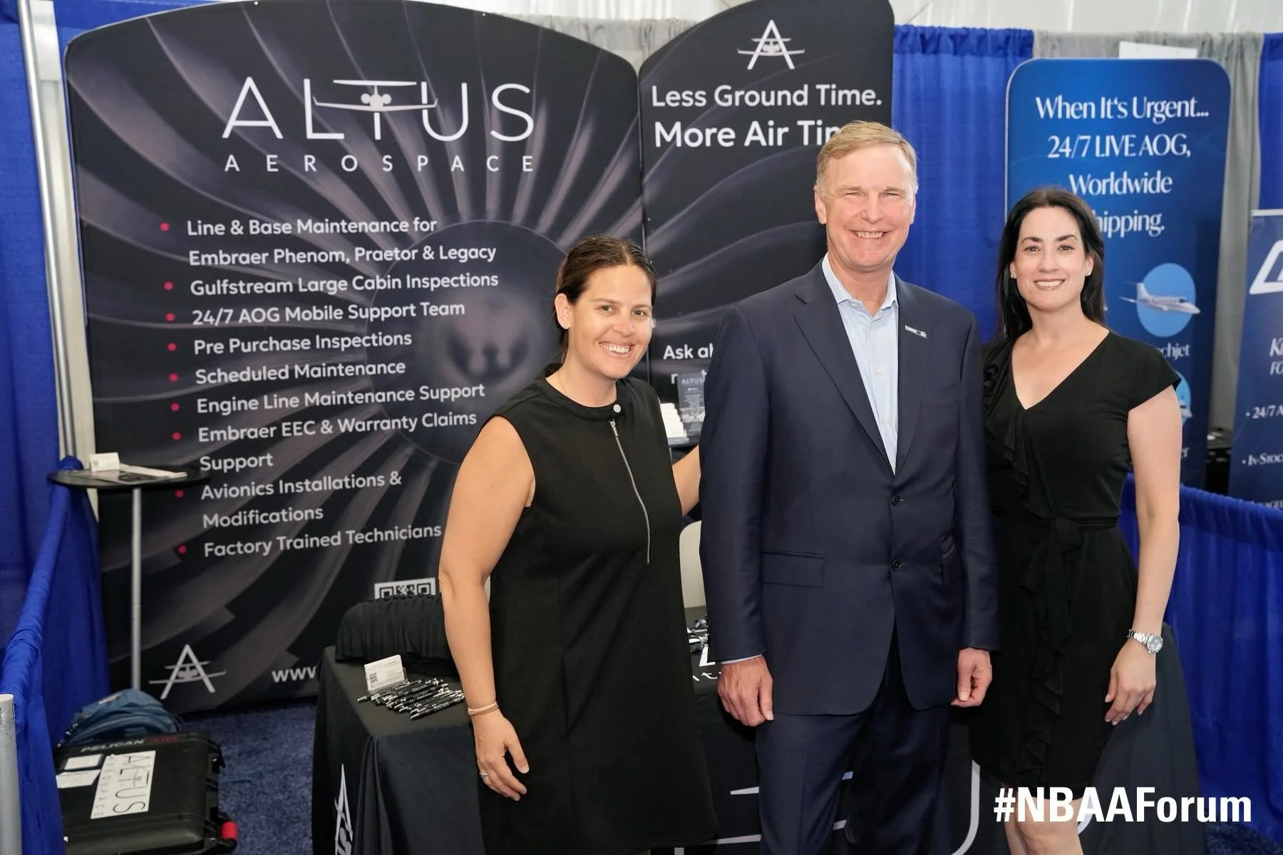 Everyone&rsquo;s coming by to see us - a visit by NBAA&rsquo;s president and CEO Ed Bolen to our Altus booth!