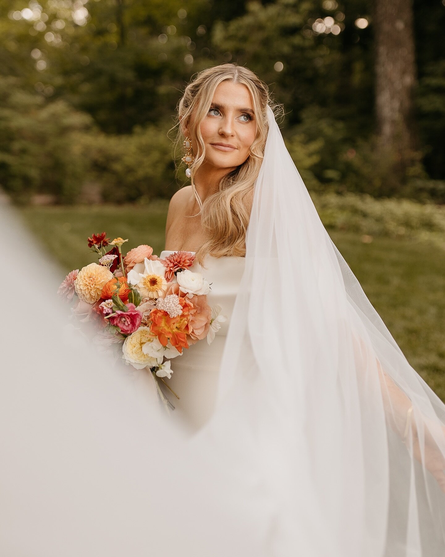 Worth every penny. HALO bridal moment

@blondesbaker gave the gorgeous Emilee ✌🏼 rows of 18&rdquo; Invisible Bead Extensions + lots of Kevin Murphy haircare favs for her big day. Every bride should have MORE hair and we can help with that. You deser