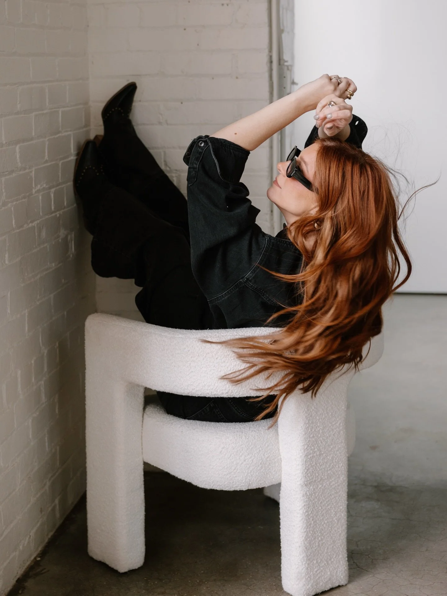 Cool girl confidence is never out of style 🖤

#halosalon #halosalonrossville #confidence #style #styleinspo

📸 @lindseyfordphotography 
@mclainecraig_halosalon 
@slatestudiomemphis 
Custom Color + Extensions @blondesbaker